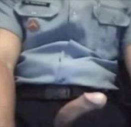 Policial fardado batendo punheta na webcam gozou gostoso