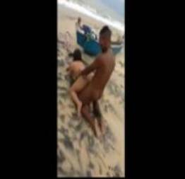 Turistas  fazendo sexo com um pescador sortudo na praia. | tv novinhas