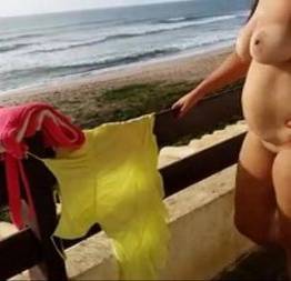 Corno exibindo a esposa na praia