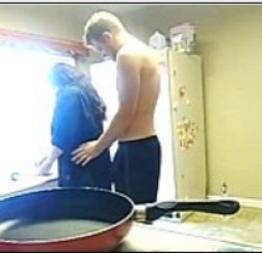 Maridão chega em casa e ve a mulher cozinhando - xxputinhas