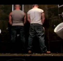 Pegação gay no banheiro junta três safados - super porno gay