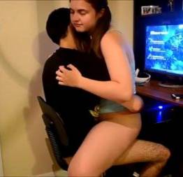 Prima novinha sentada no cacete enquanto o cara joga video game | tube amador