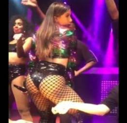 Anitta rebolando a bunda deliciosa em show