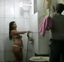 Casada novinha provocando o encanador tomando banho na frente do cara