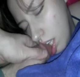 Colocou pau na boca da prima dormindo gozou na cara dela | porno amador