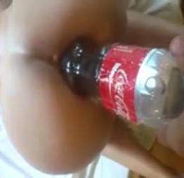 Enfiando a coca-cola no cuzinho da namorada - yes porno grátis