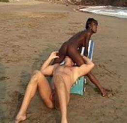 Brasileira transando na praia com gringo