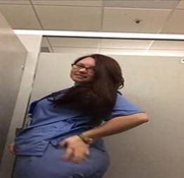 Enfermeira gostosa mandando nudes no banheiro do hospital