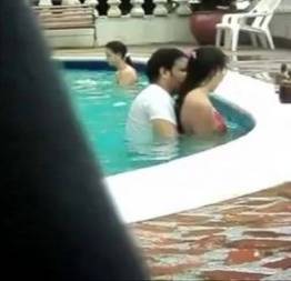 Esposa novinha putinha safada trepando na piscina na frente de todo mundo