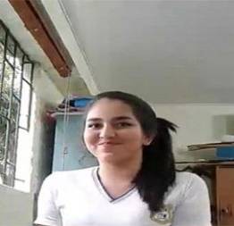 Novinha na escola chegou em casa muito exitada e foi direto pra webcam