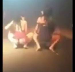 Novinhas assanhadas de mini saia mostrando a bunda no baile funk