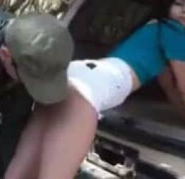 Policial fazendo sexo com a ninfeta traficante algemada na viatura | xvideosxcon