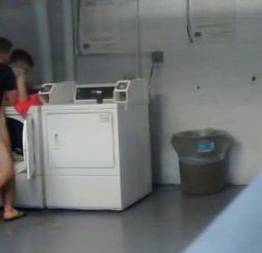 Comendo o namorado na lavanderia do prédio