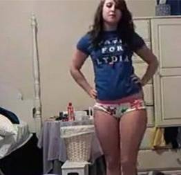 Novinha do interior exibindo o corpo lindo na webcam