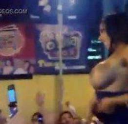 Video funkeira mulher melão mostrou peitões na multidão no rio de janeiro