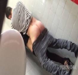 Estudante comendo a namorada no banheiro da faculdade