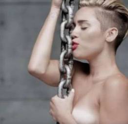 Miley cyrus caiu na net urinando e fumando baseado gigante