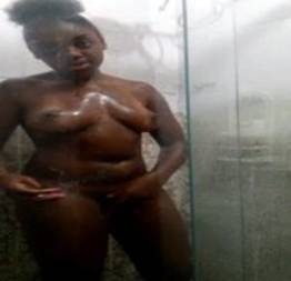 Negra tomando banho na frente da webcam
