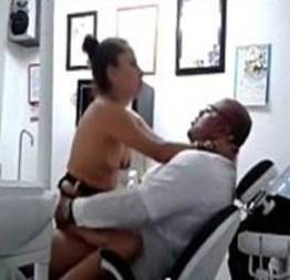 Dentista comendo sua paciente casada no trabalho
