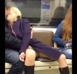 Deixando a putinha loira cheia de tesão fodendo a boceta dela no metro do rj