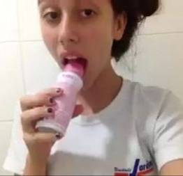 Novinha socando frasco de desodorante na xoxota - jhowporn