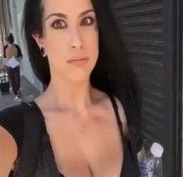 Video mulher amadora exibicionista mostrou pepeca por baixo do vestido