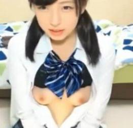 Asiática kawaii exibindo os peitinhos na webcam