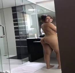 Novinha espetacular dançando peladinha no banheiro