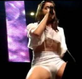Anitta dançando sem calcinha de shortinho transparente