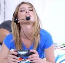 Metendo na prima enquanto ela joga vídeo game