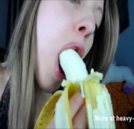 Novinha comendo banana