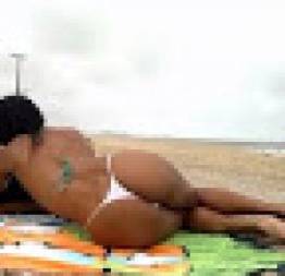 Thaís caiu na net dando uma chupada nervosa no meio da praia