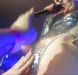 Miley cyrus deixando fãs passarem mão na buceta
