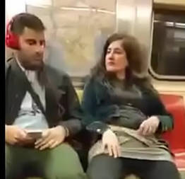 Tocando siririca no metrô