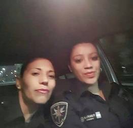Duas policiais lésbicas se chupando dentro da viatura