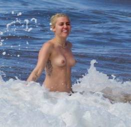 Miley cyrus gostosa peladinha na praia