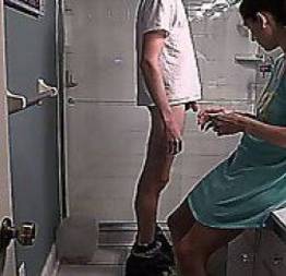 Novinho sendo cuidado em casa por uma enfermeira particular