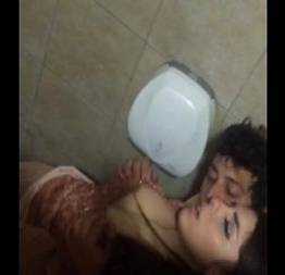 Thais caiu na net traindo o namorado no banheiro da balada