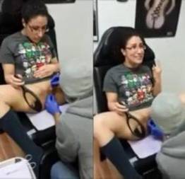 Mulher tendo orgasmo ao colocar piercing na buceta
