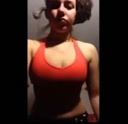Novinha manda nudes dos peitos em vídeo