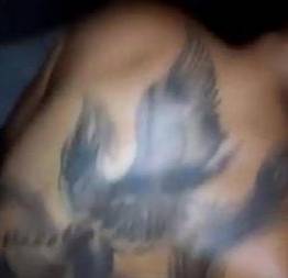 Novinha puta tatuada rebolando na pica caiu na net