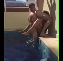 Putaria com priscila novinha na piscina