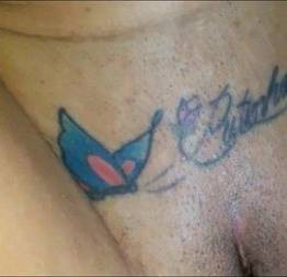Safada exibindo a sua tatuagem de putinha na buceta