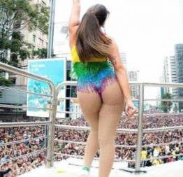 Anitta rebolando de calcinha enfiada na parada gay
