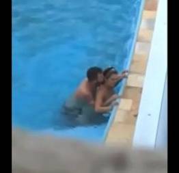 De cima do apartamento filmou casal muito a vontade na piscina