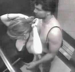 Casal brasileiro flagrado pela câmera de segurança fazendo sexo no elevador - Pimbada