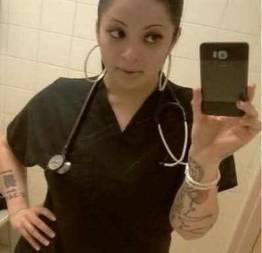 Enfermeira peituda peladinha no banheiro do hospital