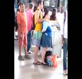Gordinha danadinha descasca a mandioca do namorado na fila do ônibus - RJ