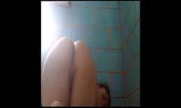 Novinha sapeca se exibindo no banheiro