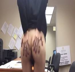 Secretaria gostosa se masturbando no trabalho